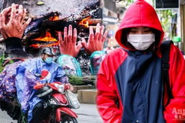 Hà Nội chìm trong giá buốt, người dân đốt lửa sưởi ấm bên đường