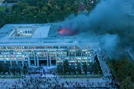 [VIDEO] Người biểu tình đốt cháy Nhà Trắng ở thủ đô Kyrgyzstan