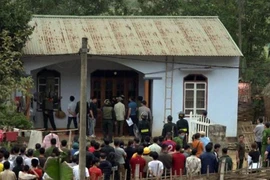 [Tin nhanh sáng 15-3-2021] Cảnh sát xịt hơi cay, khống chế nghi phạm sát hại bé gái 5 tuổi