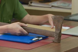 [Tin nhanh sáng 15-11-2021] Xách rìu đòi chém công an để gỡ dây phong tỏa chốt kiểm dịch Covid-19