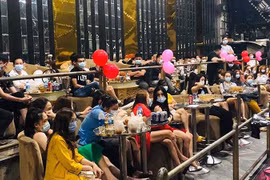 [Tin nhanh sáng 19-4-2021] Đột kích quán bar, phát hiện 100 ‘dân chơi’ dương tính với ma tuý