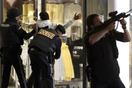 [VIDEO]: Khủng bố tấn công kinh hoàng tại trung tâm thủ đô Vienna, Áo