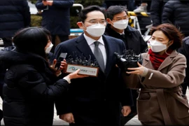 Người thừa kế tập đoàn Samsung quay trở lại nhà giam trong bản án mới