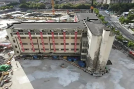 Kỳ lạ tòa nhà ‘di chuyển’ ở Thượng Hải, Trung Quốc