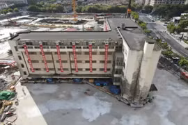 Kỳ lạ tòa nhà ‘di chuyển’ ở Thượng Hải, Trung Quốc