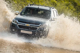 [ẢNH] Kinh nghiệm giúp lái xe an toàn khi qua đoạn đường ngập nước