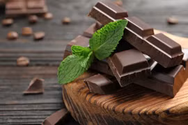 Trà xanh và Sô-cô-la đen có thể ức chế lây nhiễm virus SARS-CoV-2?