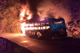 [Tin nhanh sáng 28-12-2020] 6 người thoát chết khi xe giường nằm bốc cháy