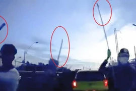 [Tin nhanh tối 17-11-2022] Tài xế bị nhóm đối tượng truy sát khi đang dừng xe chờ đèn đỏ