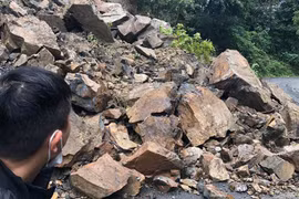 [Tin nhanh tối 1-5-2022] Mưa lớn làm sạt lở đá xuống một đoạn quốc lộ 28B 