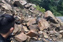 [Tin nhanh tối 1-5-2022] Mưa lớn làm sạt lở đá xuống một đoạn quốc lộ 28B 