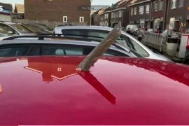 Cháy động cơ, các mảnh vỡ máy bay Boeing lao thẳng xuống nhà dân