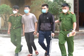 [Tin nhanh tối 25-3-2022] Hai thanh niên ‘bay lắc’ cùng nữ tiếp viên trong quán karaoke