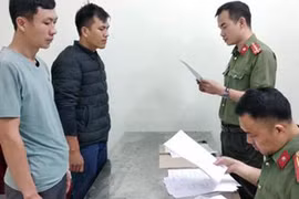 [Tin nhanh sáng 10-4-2021] Khởi tố nhóm đối tượng đưa người Trung Quốc xuất cảnh trái phép