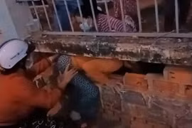 [Tin nhanh tối 2-7-2021] Hàng trăm người chui lỗ, vượt rào trốn khỏi bệnh viện