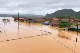 [CLIP] Nước lũ dâng ngang ngực người dân phải di chuyển bằng ghe