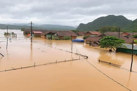 [CLIP] Nước lũ dâng ngang ngực người dân phải di chuyển bằng ghe