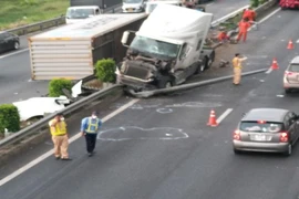 [Tin nhanh sáng 19-6-2022] Xe container lật trên cao tốc TP Hồ Chí Minh - Trung Lương