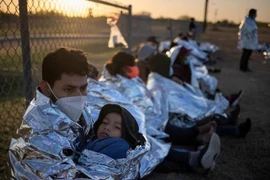 [ẢNH] Nước Mỹ đau đầu đối phó với dòng người di cư ngày càng tăng