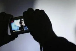 [Tin nhanh sáng 8-5-2022] Dùng clip ‘nóng’ của giám đốc và nữ công nhân để tống tiền