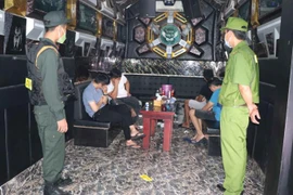 [Tin nhanh tối 3-9-2022] Khách cùng nhân viên karaoke lắc lư 'phê' ma túy