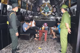 [Tin nhanh tối 3-9-2022] Khách cùng nhân viên karaoke lắc lư 'phê' ma túy