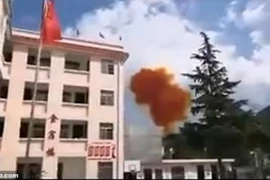 [VIDEO] Tên lửa đẩy Trung Quốc rơi xuống thị trấn đông dân, suýt phá tan trường học