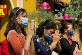 [ẢNH] Mùng 3 Tết: Khách đi lễ 'đành' vái vọng vì nhiều chùa nổi tiếng ở Hà Nội tạm đóng cửa 