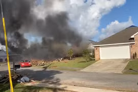 [VIDEO]: Máy bay Hải quân Mỹ đâm vào nhà dân, hai phi công thiệt mạng