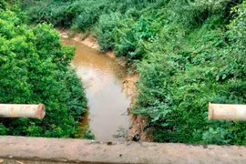 [Tin nhanh sáng 25-12-2021] Hai phụ nữ đi xe máy rơi xuống cầu, một người tử vong