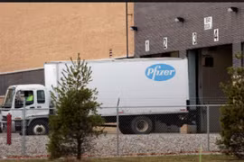 Xe tải chở vắc xin phòng Covid-19 bắt đầu lăn bánh trong chiến dịch lịch sử ở Mỹ 