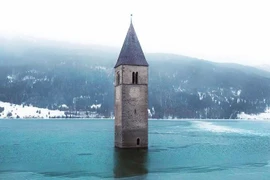 [ẢNH] Ngôi làng ma mị nổi lên từ đáy hồ sau 71 năm bị nhấn chìm