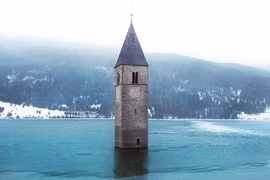 [ẢNH] Ngôi làng ma mị nổi lên từ đáy hồ sau 71 năm bị nhấn chìm