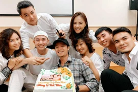 Dàn diễn viên ‘11 tháng 5 ngày’ và ‘Hương vị tình thân’: Người xúc động bật khóc, người vui tưng bừng trong tiệc đóng máy