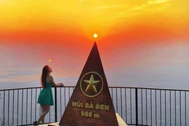 [ẢNH] Ngắm thời khắc bình minh tuyệt đẹp giữa 'biển mây' trên đỉnh núi Bà Đen