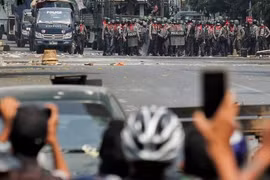 Quân đội Myanmar bị cáo buộc sử dụng vũ khí sát thương trấn áp người biểu tình