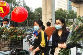 [ẢNH] Chợ chiều 30 Tết đông vui hiếm thấy, người mua tấp nập, hàng hoá 'giữ giá'