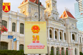 [ẢNH] TP.HCM rực rỡ cờ hoa trong ngày Quốc khánh 2-9
