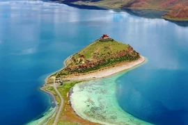 [ẢNH Thăm tu viện ‘trên mây’ và ngôi đền ‘cô đơn’ nằm giữa hồ thiêng Tây Tạng 