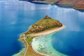 [ẢNH Thăm tu viện ‘trên mây’ và ngôi đền ‘cô đơn’ nằm giữa hồ thiêng Tây Tạng 