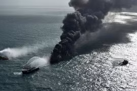 [ẢNH] Tàu chở axit bốc cháy dữ dội trên biển Sri Lanka