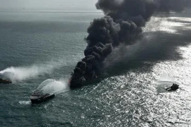 [ẢNH] Tàu chở axit bốc cháy dữ dội trên biển Sri Lanka