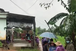 [Tin nhanh tối 15-11-2021] Cháu bé 4 tuổi đang chơi ở sân bị dao bay trúng cổ tử vong