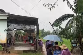 [Tin nhanh tối 15-11-2021] Cháu bé 4 tuổi đang chơi ở sân bị dao bay trúng cổ tử vong