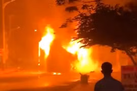 [Tin nhanh tối 31-12-2021] Ô tô giường nằm bốc cháy kinh hoàng giữa đêm