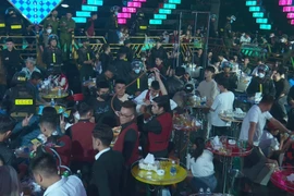 [Tin nhanh sáng 26-6-2022] Đột kích 2 quán bar, phát hiện cả súng đạn giấu dưới ghế