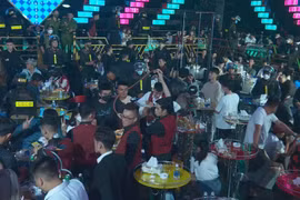 [Tin nhanh sáng 26-6-2022] Đột kích 2 quán bar, phát hiện cả súng đạn giấu dưới ghế