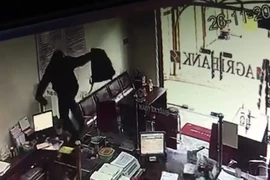 [Tin nhanh sáng 27-11-2020] Truy bắt kẻ cướp ngân hàng ở Đồng Nai 