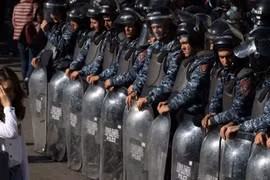 [ẢNH] Bạo loạn để phản đối đình chiến ở Armenia