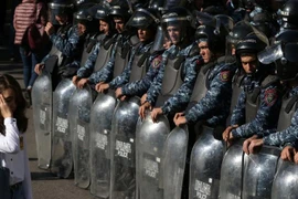 [ẢNH] Bạo loạn để phản đối đình chiến ở Armenia